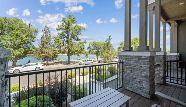 Lake Front Villa. Views! Views! Once you park your car, you won't want to leave.