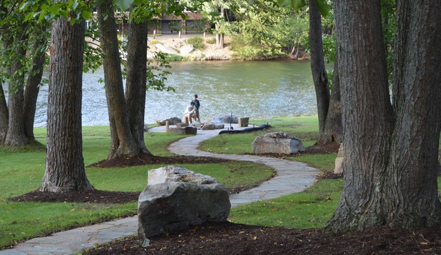 Lake Front w/1.5 Acre Private Lot, Hot Tub, Paddle Boat, & Kayaks