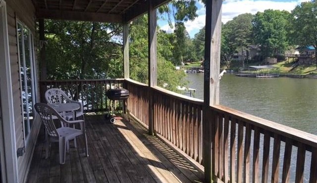 Lake front w/private boat slip - sleeps 6 - weekly discount !