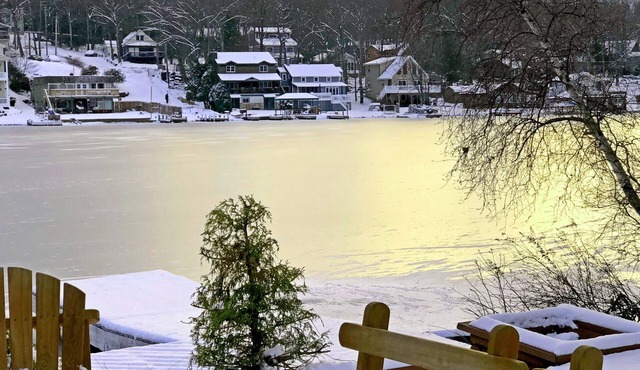 LAKE FRONT, WIFI, Cable, House w Cottage, 2 hot tbs, pool table,secluded area