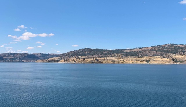 Lake Front with boat parking and easy access to the beach and marina