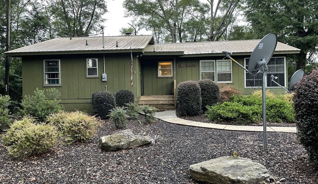 Lake front with dock & covered slip on Lake Hartwell. The Reese Retreat!