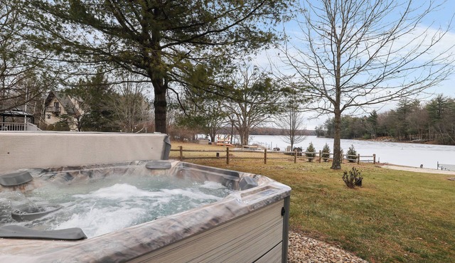 Lake front with Private Beach, Hot tub, Pool, Pickle Ball, Close to Skiing