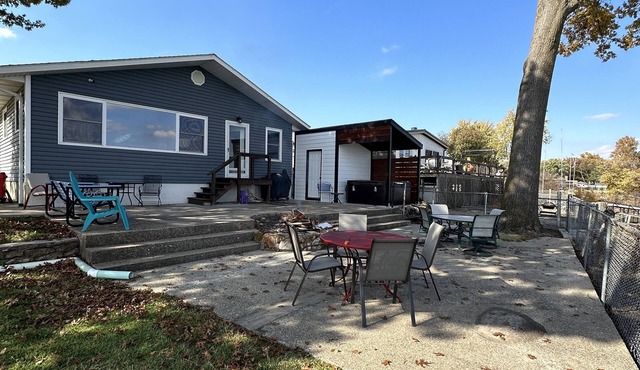 Lake Front With shared Boat Dock and private hot tub