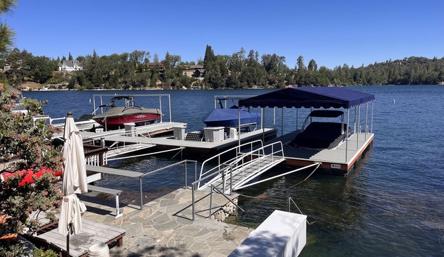 LAKE FRONT with VIEWS, private DOCK & AC