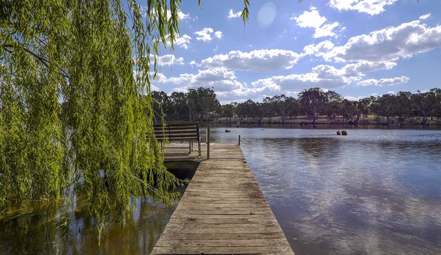 Lake frontage only 90 mins from Melbourne with private jetty