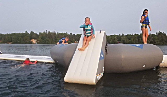 Lake Fun! Aquapark, Kayaks + SUPs, Tot Lot, Lawn Games, Campfires - Cottage 7A