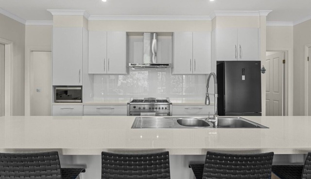 Lake Gardens Retreat:Walk to Lake, Space to Unwind