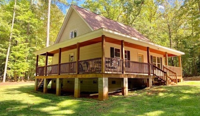 Lake Gaston Offshore Oasis! Cabin on huge property