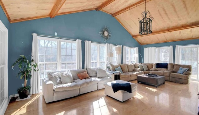 Lake Gaston Retreat - Waterfront - 5 Bed/3 Bath