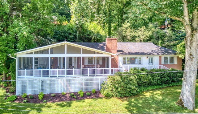 Lake Gem W/Water Views, Free WiFi, Full Kitchen, Screened-In Deck & More