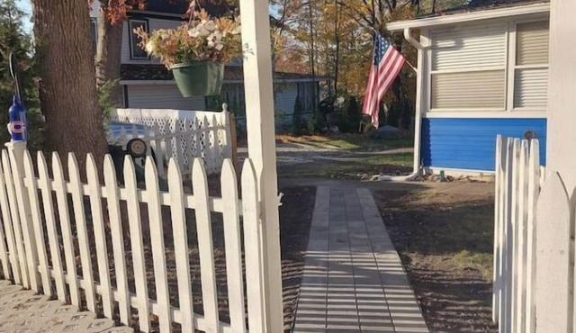 Lake Geneva Area Cottage -walk to Lake Mary WIFI, Gas grill, golf, FENCED yard
