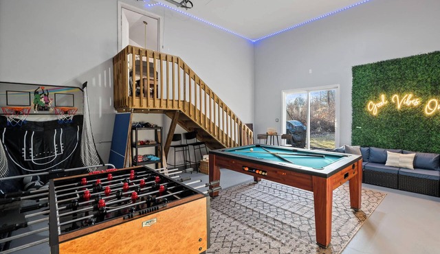 Lake Geneva House: Family Fun with Pool Table