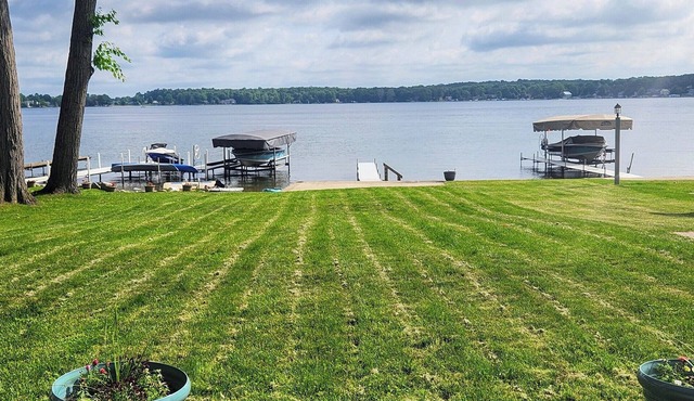 Lake George cottage with large lakefront lawn