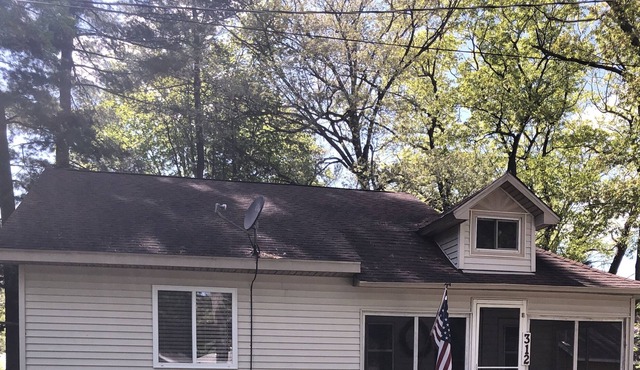 Lake George/Shingle Lake ~ WIFI ~ Pet Friendly ~ Cable - Walk to Lake