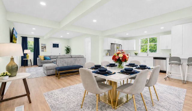 LAKE GEORGE VILLAGE. 1 Block to BEACH, SHEPHERDS PARK & CANADA St.Pet Friendly.