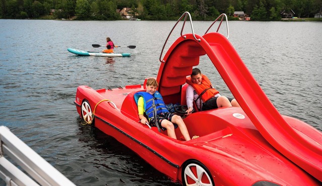 Lake Getaway: Beach + Aquapark! Boats, SUPs, Playground, Lawn Games - Cottage 7B