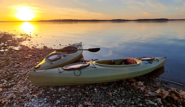 Lake Getaway for Spring & Summer – Kayaks, Firepit + 6th Night FREE