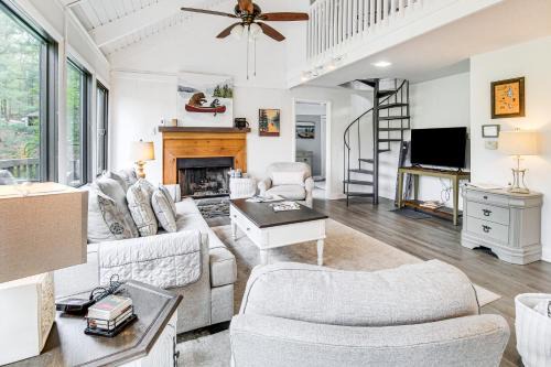 Lake & Golf Course Views: Big Canoe Home w/Deck!