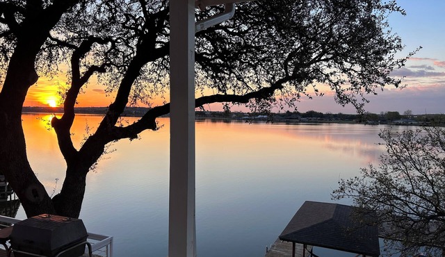 Lake Granbury Cottage, Just steps from the historic square!