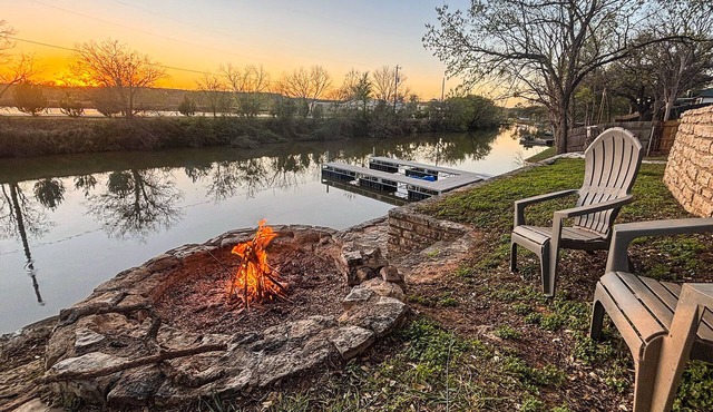 Lake Granbury House, Sleeps 11 with Lake Access!