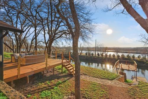 Lake Granbury House, Sleeps 11 with Lake Access!
