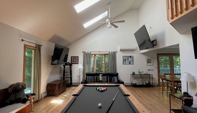 Lake Great Pond, Outdoor Hot Tub, Sauna, Pool Table