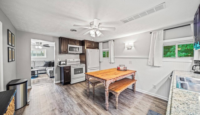 Lake Grove Cottage: 1 min walk to the Strip!