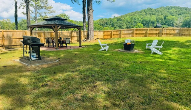 Lake Guntersville Cabin |Pet Friendly | Fenced Yard | Fire Pit - Coco Chateau