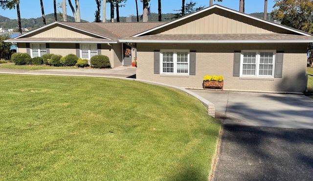 Lake Guntersville: 4br 4ba house w boat parking, on the lake, garage and patio!