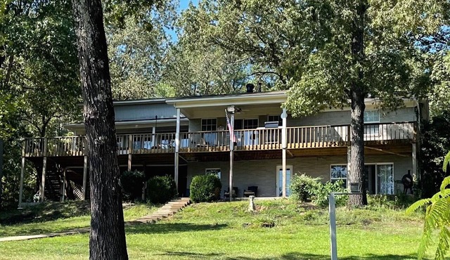 Lake Hamilton, BoatHouse, Hot Tub, nBarge Rental, Sleeps 10, H.S. National Park