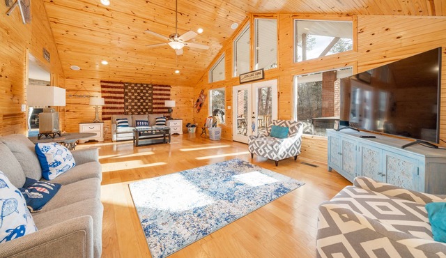 Lake Hamilton Cabin w/ Boat Dock and Hot Tub