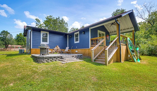 Lake Hamilton Retreat w/Kayaks & Spacious Yard!