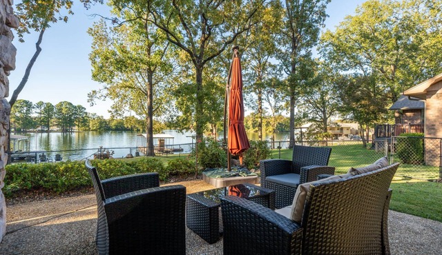 Lake Hamilton Retreat: Lakefront View, Private Dock, Kayaks, Fire Pit, Pet-Friendly, and Game Room!