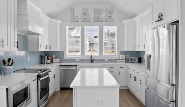 Lake Happy - Waterfront Paradise