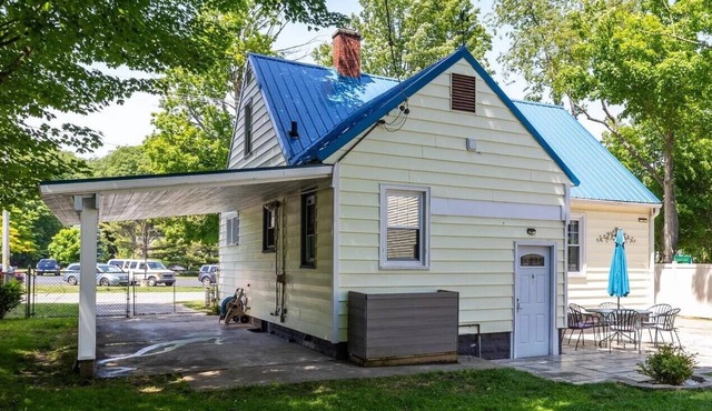 Lake Harbor Haven.a charming 3BR house with AC, WiFi across from Maranatha.