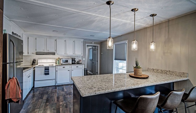 Lake Harbor Landing - Cozy Cottage on the Rez