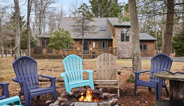 Lake Harmony Cabin - sleeps 13, game room, open common area, hot tub