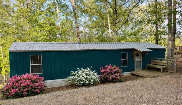 Lake Hartwell 2 bedroom w/ deck & dock! Plenty of parking for boats on trailers