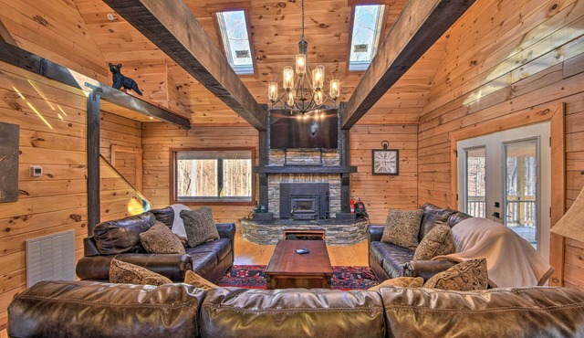 Lake Hartwell Area Cabin w/Community Pool Access!