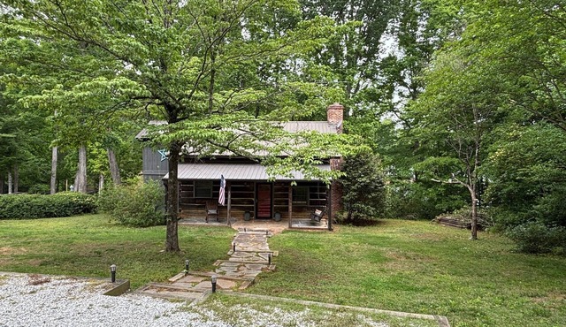 Lake Hartwell Cabin w/covered dock, sunroom, firepit, deck, sleep 12