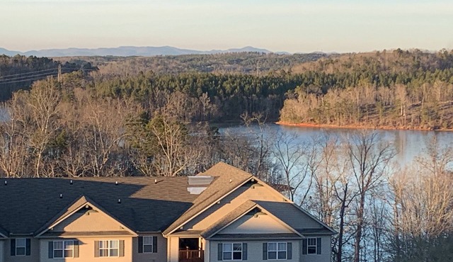 Lake Hartwell/Clemson condo- perfect game day retreat