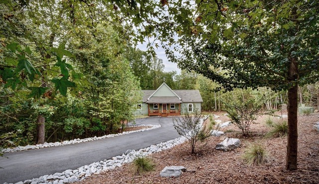 Lake Hartwell Cottage w/Fire Pit: Near Clemson!