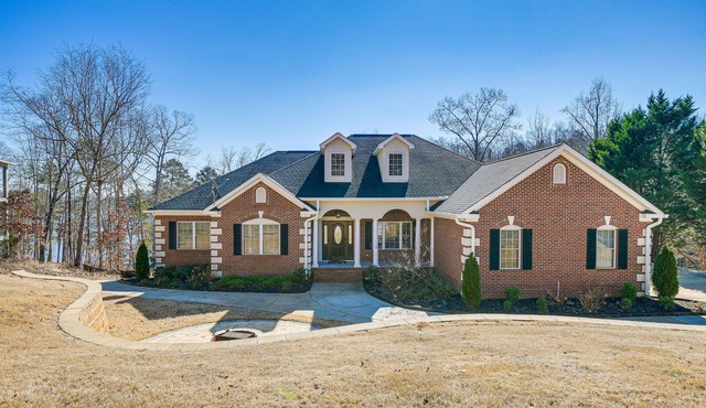 Lake Hartwell Getaway w/Private Dock + Fire Pit!