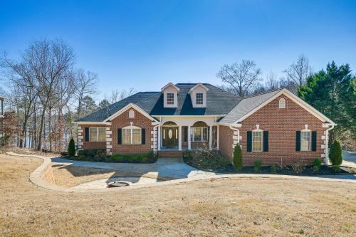 Lake Hartwell Getaway w/Private Dock + Fire Pit!