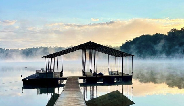 Lake Hartwell: Private Pool, Dock, Boats, Dogs, Fire Pit, 1 hr to Clemson or UGA