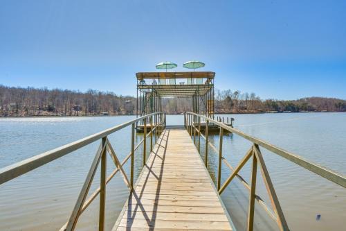 Lake Hartwell Retreat w/2-Tier Dock & Boat Slip!