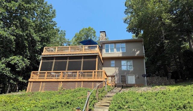 Lake Hartwell, SC - 3BR, Sleeps 8, Lake Front, Hot Tub, Game Room!