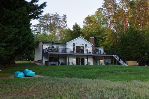 Lake Haven - 5 Bedroom w/Hot tub and Private Dock