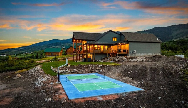 Lake Haven Lodge | Sleeps 40, Private Pickleball Court, Spa, Views!
